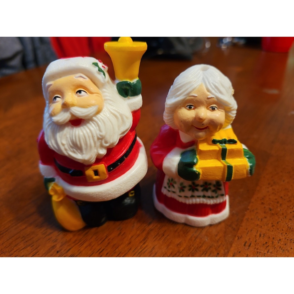 Vintage Mr. & Mrs. Santa Claus Salt & Pepper Shaker Set Hard Plastic Hong Kong